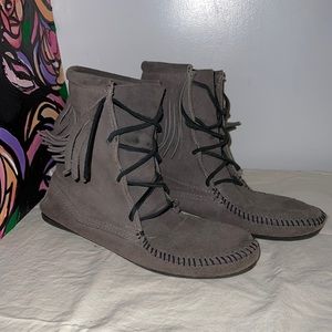 Minnetonka lace up booties Grey size 7 tramper ankle hi